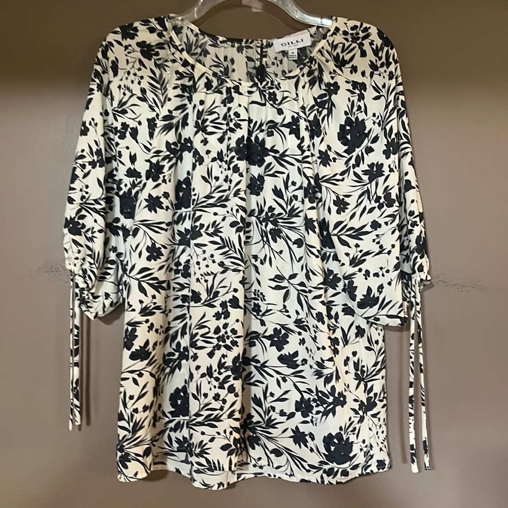 Nwt top size medium